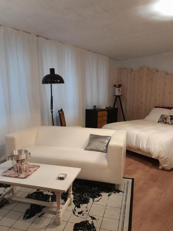 La Villa Audren Love Room Jacuzzi — love room à Châtelaudren