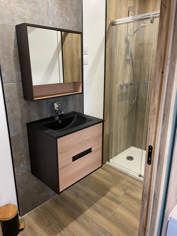 Studio jacuzzi Love Room — love room à Sacquenville