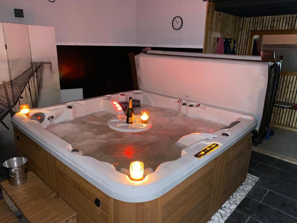 La Villa Audren Love Room Jacuzzi — love room à Châtelaudren