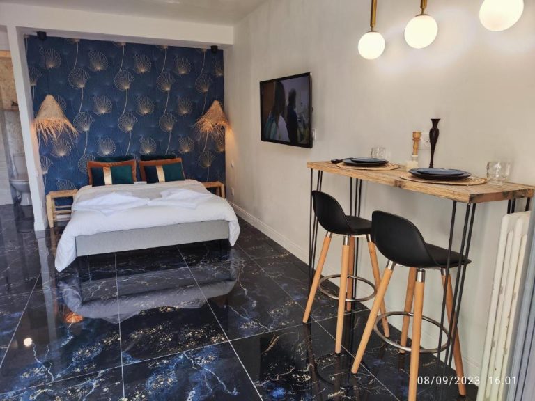 Une love room romantique avec jacuzzi pour couple à Saintry-sur-SeineEssonne