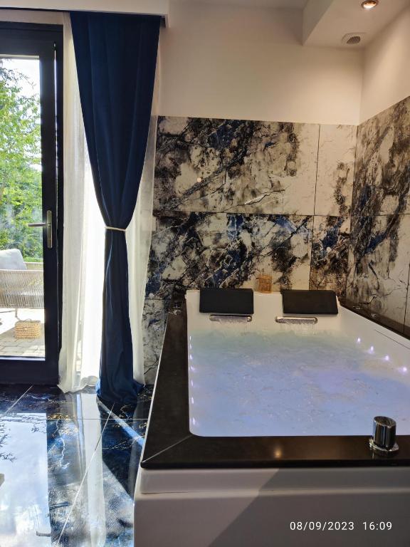 Studio avec jaccuzzi — love room à Saintry-sur-Seine