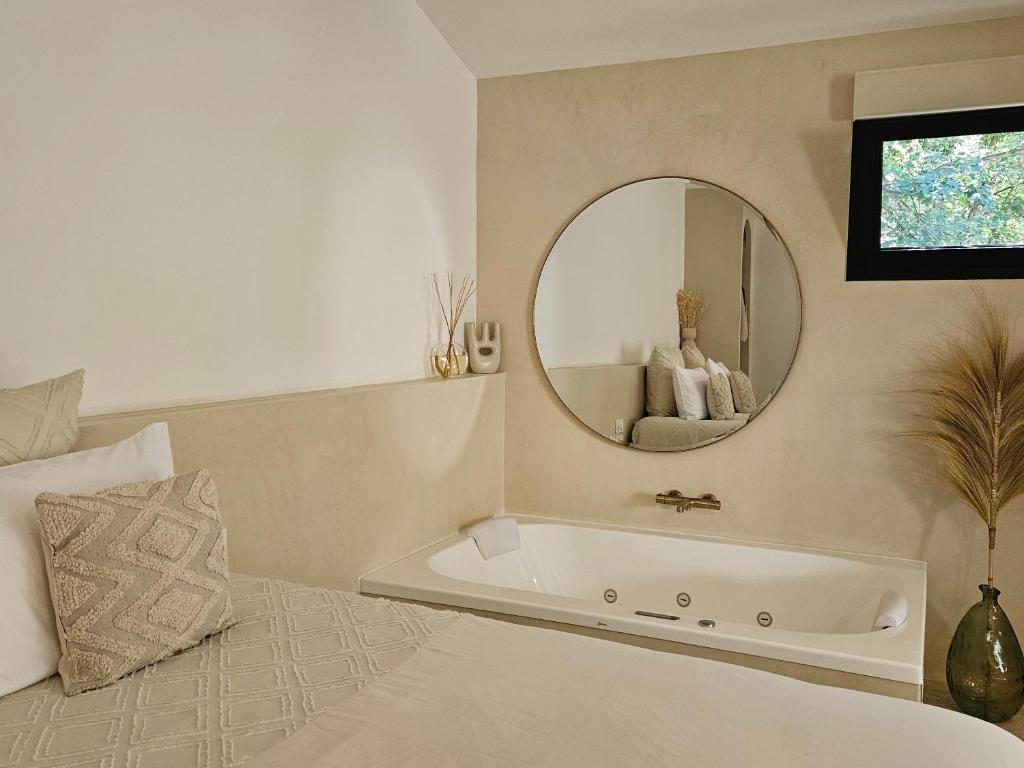 Le Clos des Délices – Love Room – Chambre avec spa, terrasse et parking privatif — love room à Aubagne