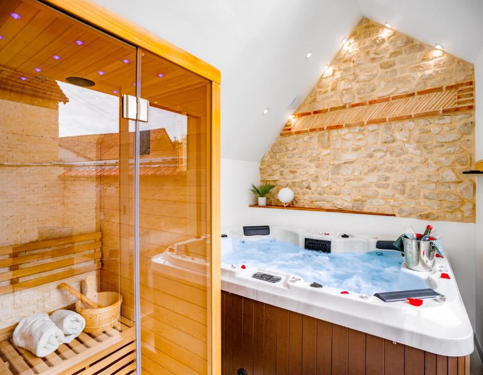 Escapade au Cocon des Plaisirs Secrets Spa &Sauna — love room à Fains