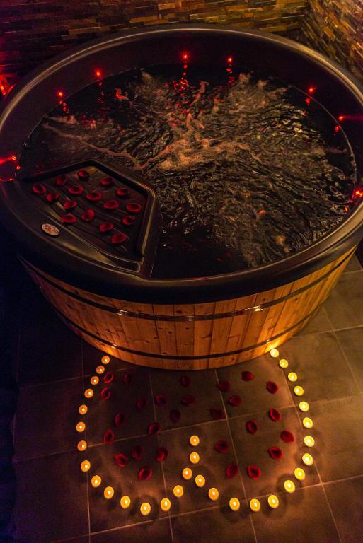 Love room Playroom XXL Loft LOVE Room avec Espace spa Terrasse vue sur les toits Salle de jeux pour adultes Libourne centre 10 min de St Emilion Proche Bordeaux à Libourne