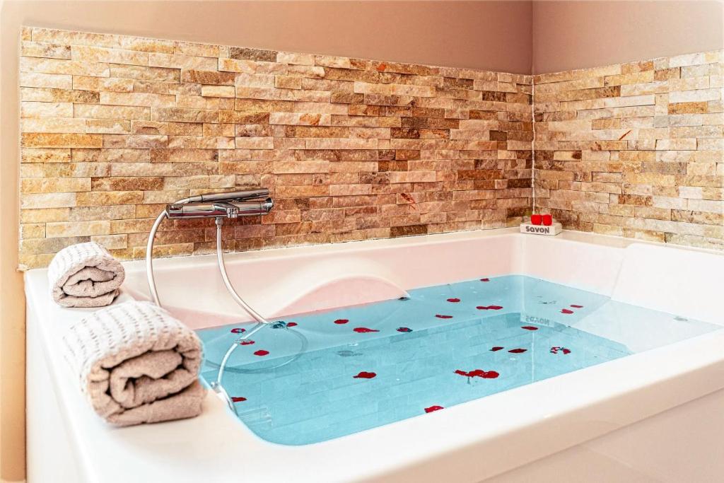Plage Studio Love room Spa Baignoire double La Ciotat Centre port — love room à La Ciotat