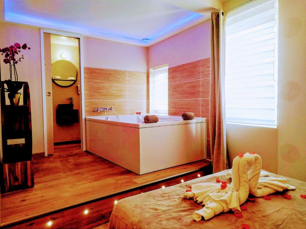 Plage Studio Love room Spa Baignoire double La Ciotat Centre port — love room à La Ciotat