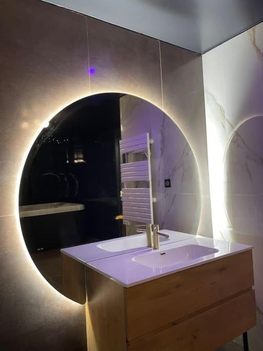 Insolite Escapade avec Spa privatif – Climatisé — love room à Pacy-sur-Eure