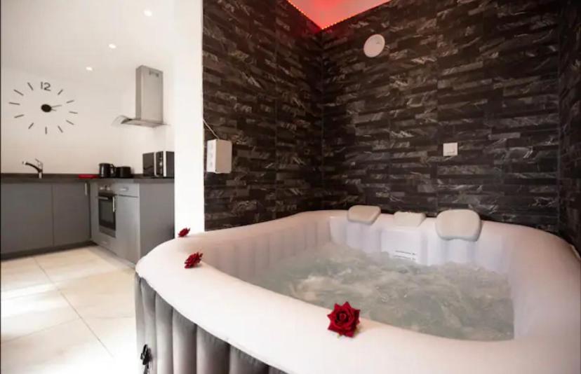 La belle Hirondelle – Love Room Jacuzzi — love room à Morangis