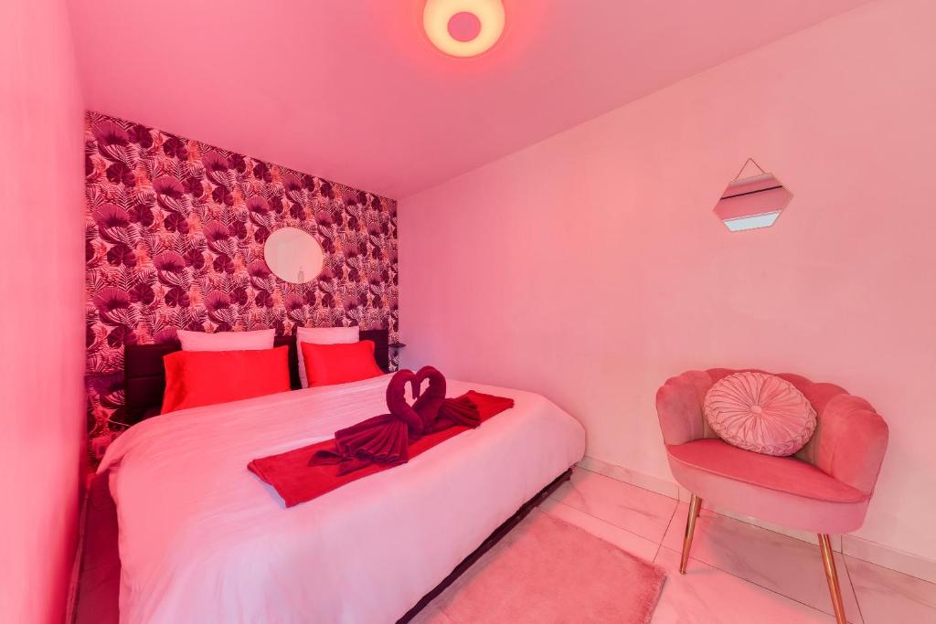 La belle Hirondelle – Love Room Jacuzzi — love room à Morangis