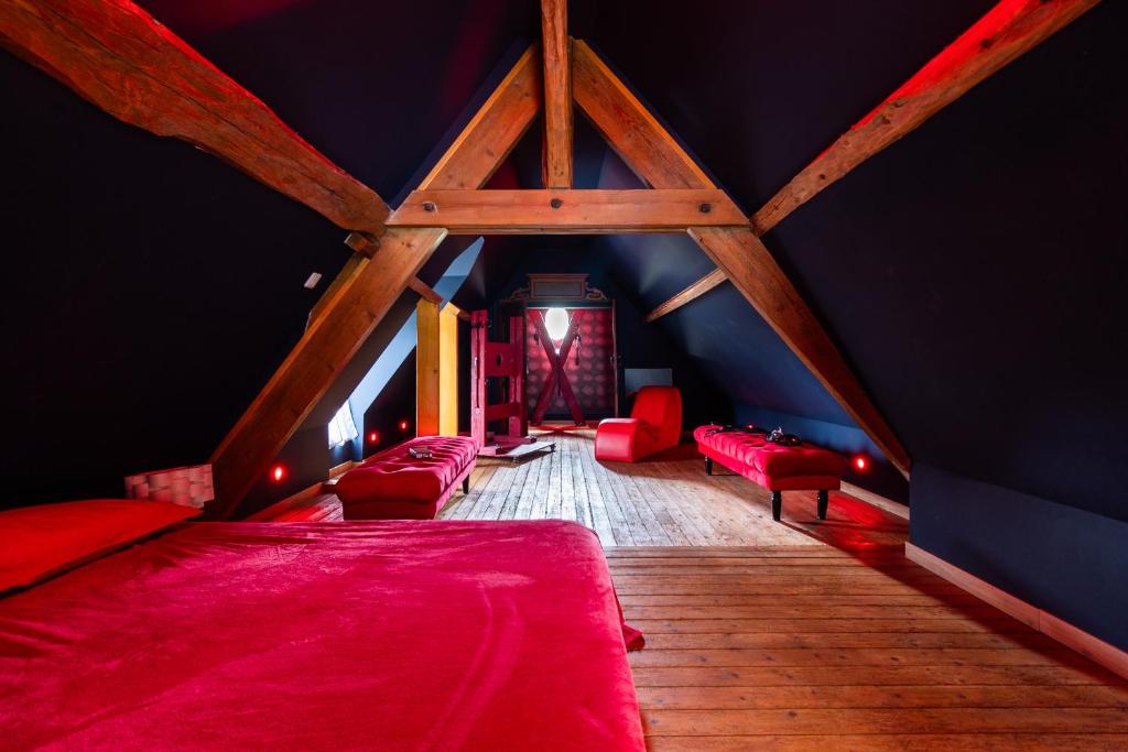 OZ LOVE ROOM JACUZZI privatif — love room à La Croix-Saint-Leufroy