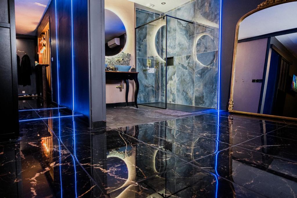L escale VRAI Jacuzzi 130 jets, Sauna, lit king size, écran géant, NETFLIX — love room à Évreux