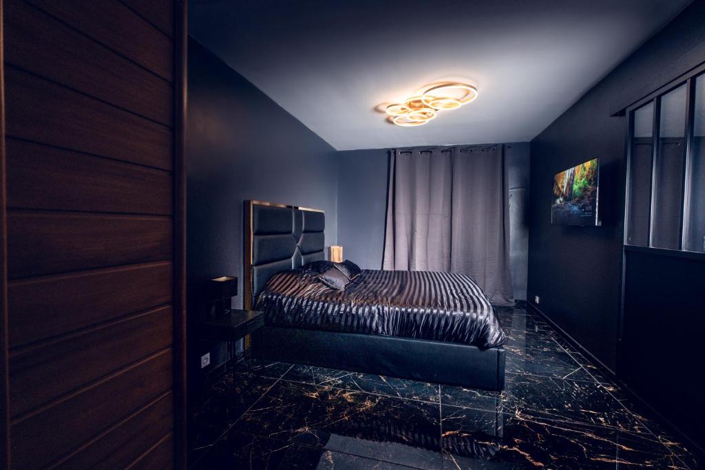 L escale VRAI Jacuzzi 130 jets, Sauna, lit king size, écran géant, NETFLIX — love room à Évreux