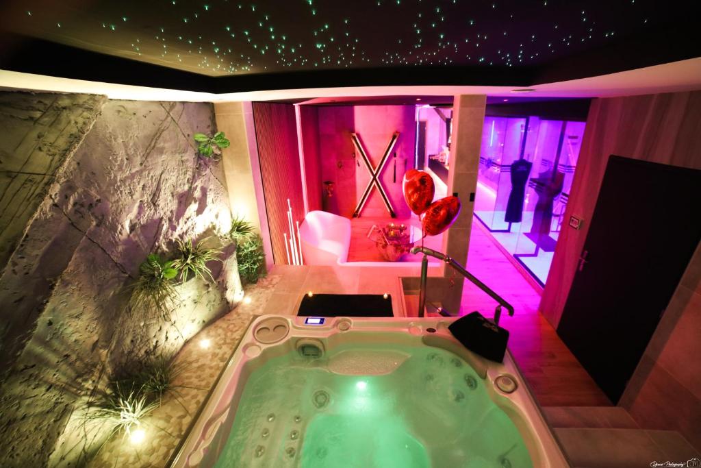 Travel Proud Les Secrets Rooms – Bonneval – Love Room – Spa et Hammam Privatif — love room à Bonneval
