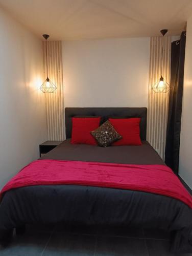 Évasion romantique avec jacuzzi intérieur — love room à Rosières-près-Troyes