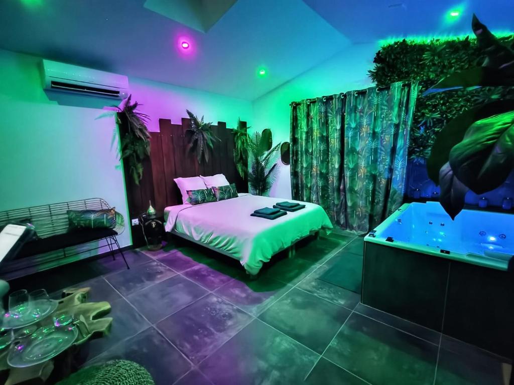 La Jungle Room — love room à Rognac