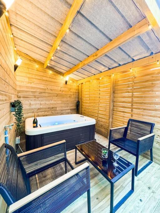 Suite romantique JACUZZI privatif chauffé à 37 GARE — love room à Guingamp