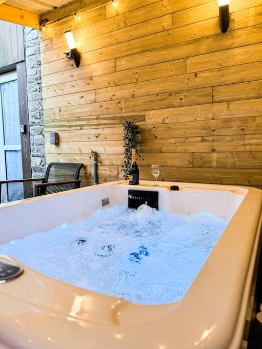 Suite romantique JACUZZI privatif chauffé à 37 GARE — love room à Guingamp