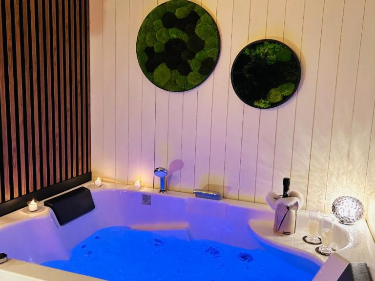 Une love room romantique avec jacuzzi pour couple à SouvignéDeux-Sèvres