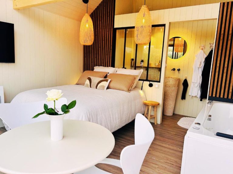 Une love room romantique avec jacuzzi pour couple à SouvignéDeux-Sèvres
