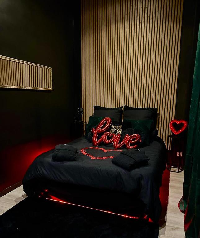 Love room avec Jacuzzi by Villa Queen Marseille