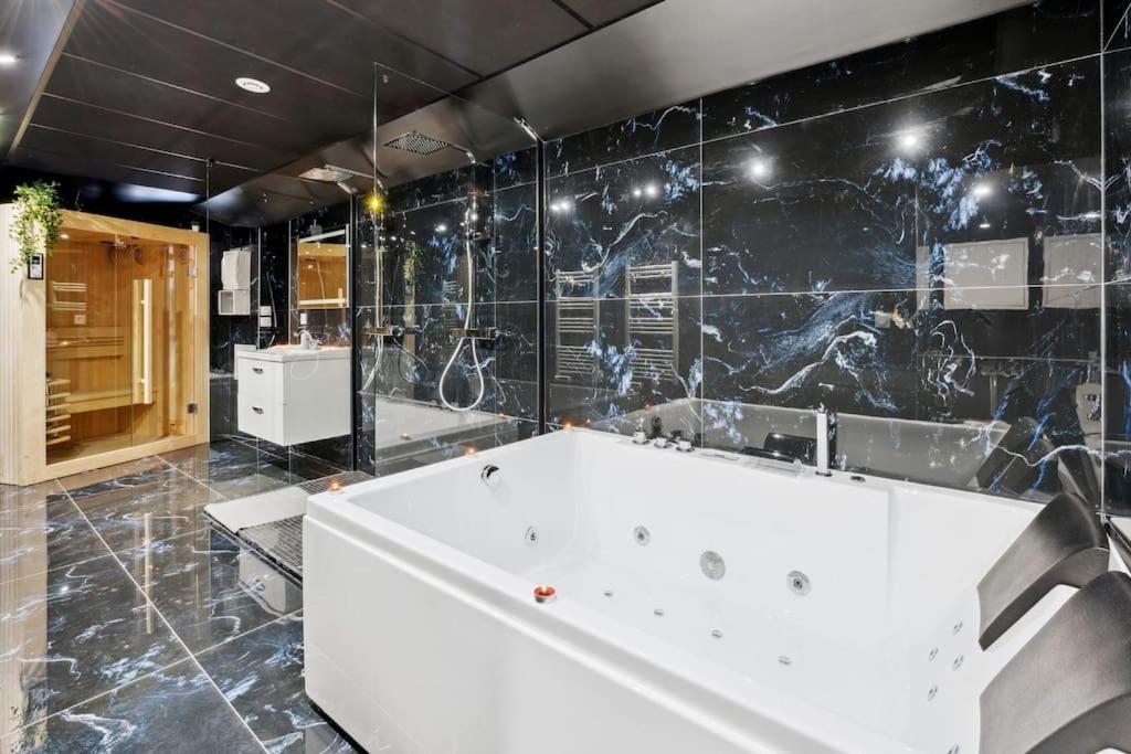 Love Room – Suite avec jacuzzi et sauna privatif — love room à Corbeil-Essonnes