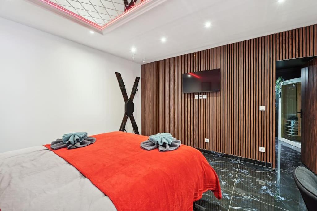 Love Room – Suite avec jacuzzi et sauna privatif — love room à Corbeil-Essonnes