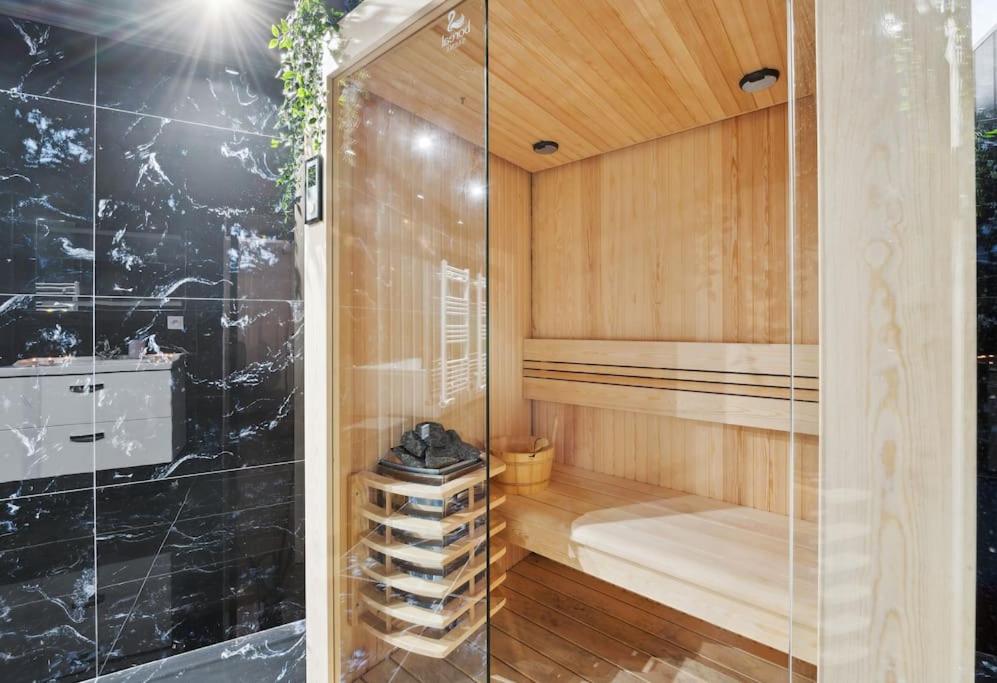Love Room – Suite avec jacuzzi et sauna privatif — love room à Corbeil-Essonnes