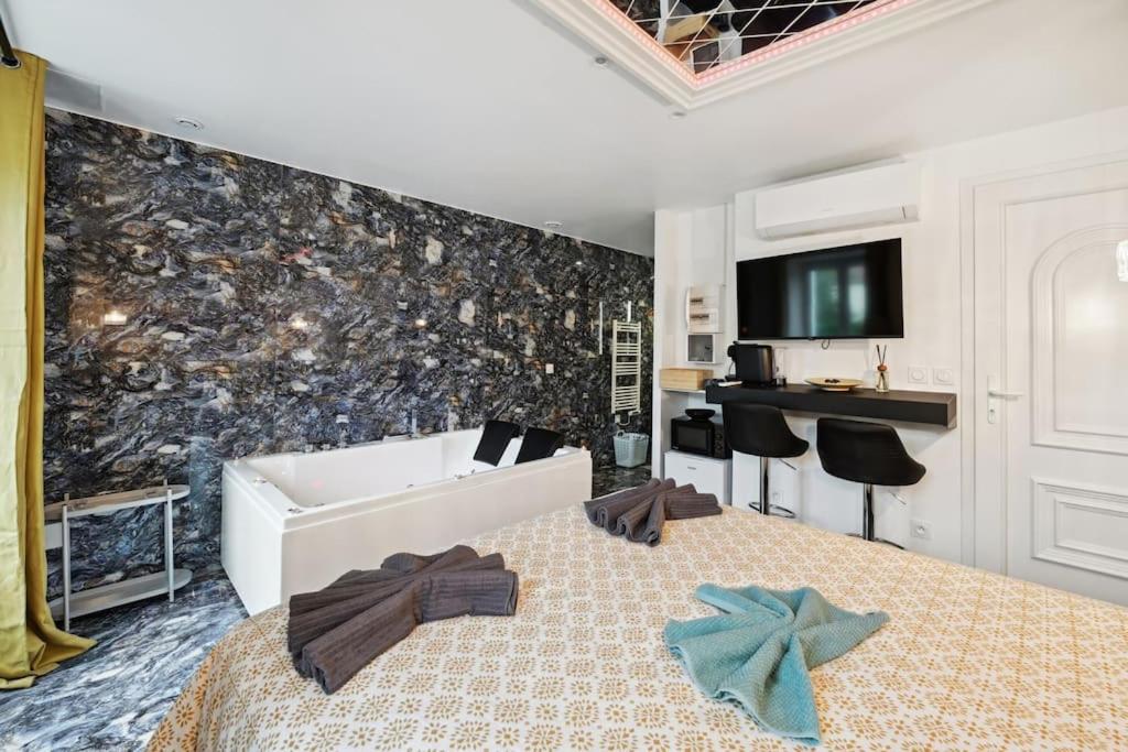 Love Room – La Création d&rsquo;Adam avec Jacuzzi — love room à Corbeil-Essonnes