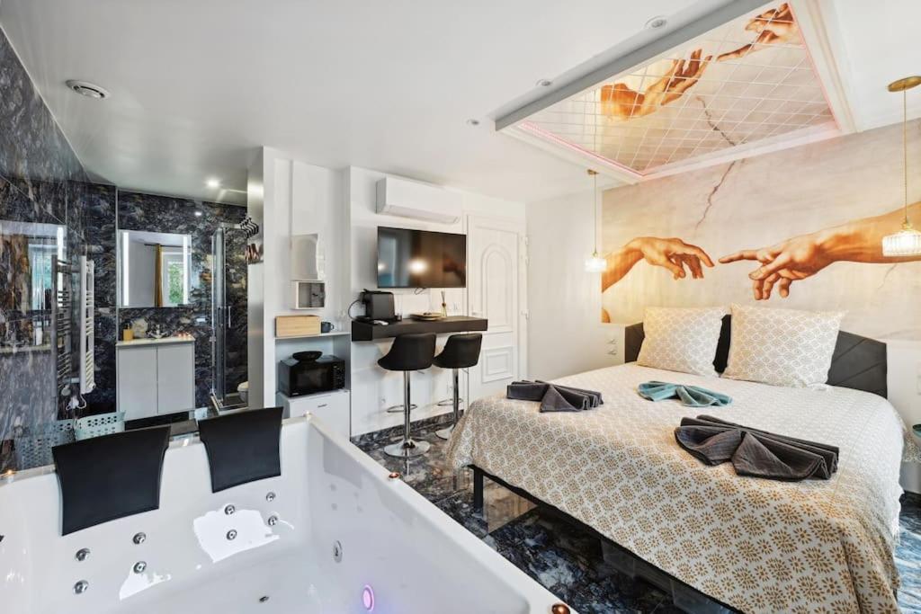 Love Room – La Création d&rsquo;Adam avec Jacuzzi — love room à Corbeil-Essonnes