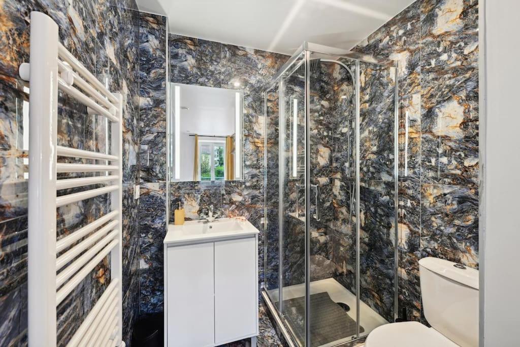 Love Room – La Création d&rsquo;Adam avec Jacuzzi — love room à Corbeil-Essonnes