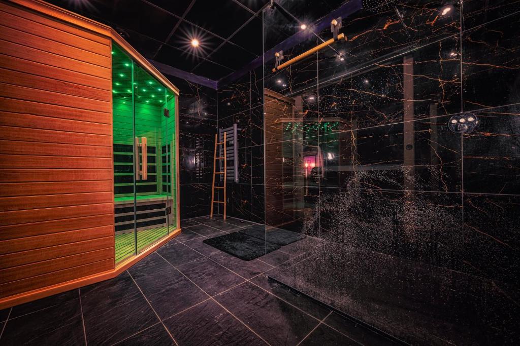 La Parenthèse Jacuzzi sauna privatif Cognac — love room à Cognac
