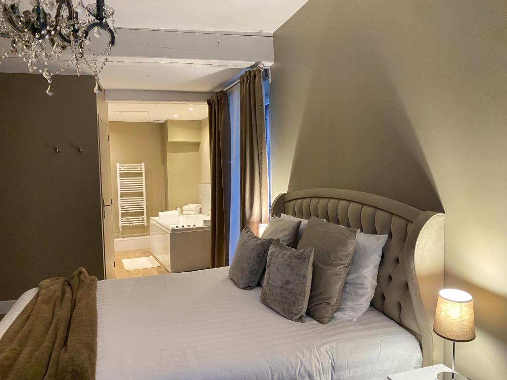 UN COCON EN VILLE – chambre SPA chic et élégante — love room à Pacy-sur-Eure