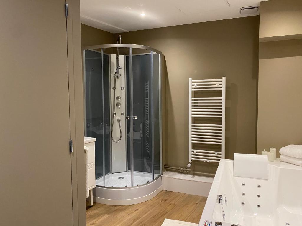 UN COCON EN VILLE – chambre SPA chic et élégante — love room à Pacy-sur-Eure
