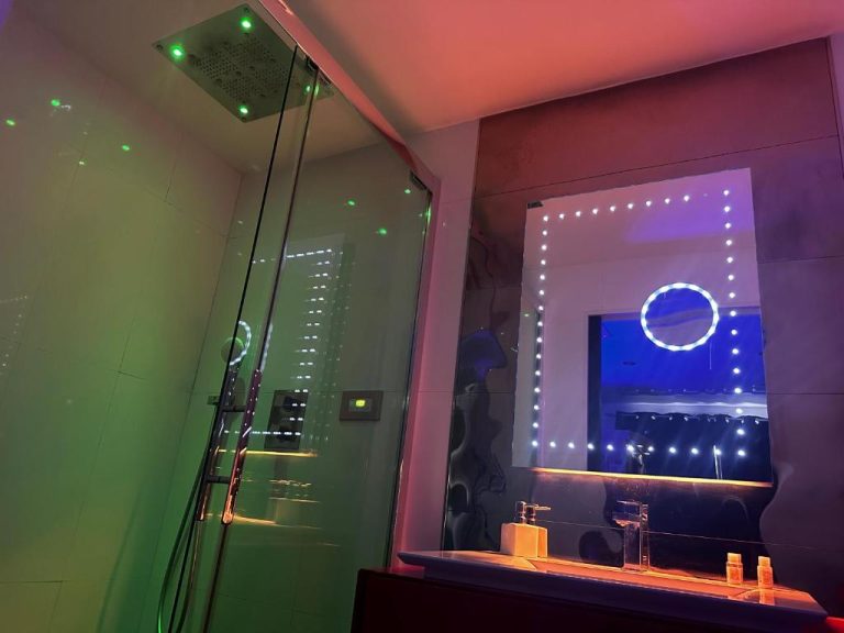 Une love room romantique avec jacuzzi pour couple à DijonCôte-d'Or