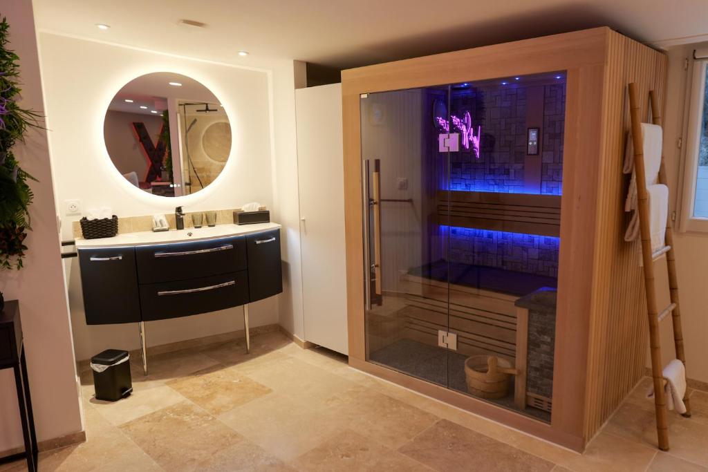 Loveroom de charme avec jacuzzi et sauna — love room à La Penne-sur-Huveaune