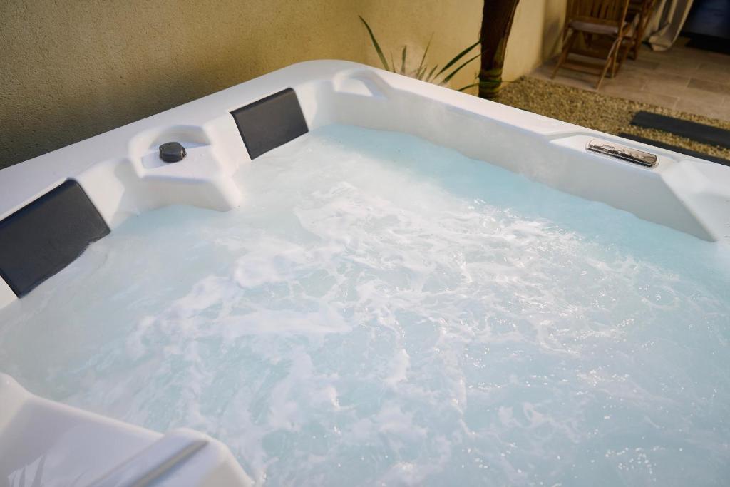 Suite de luxe avec jacuzzi privé, climatisation et emplacement idéal au cœur de Cognac — love room à Cognac