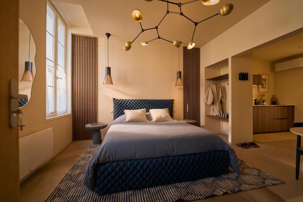 Suite de luxe avec jacuzzi privé, climatisation et emplacement idéal au cœur de Cognac — love room à Cognac