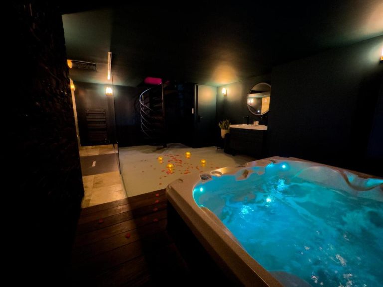 Love room Mieuxqualhotel jacuzzi privatif Velvet Desire à Bordeaux