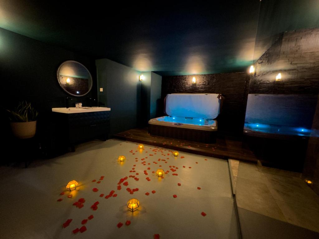 Mieuxqualhotel jacuzzi privatif Velvet Desire — love room à Bordeaux