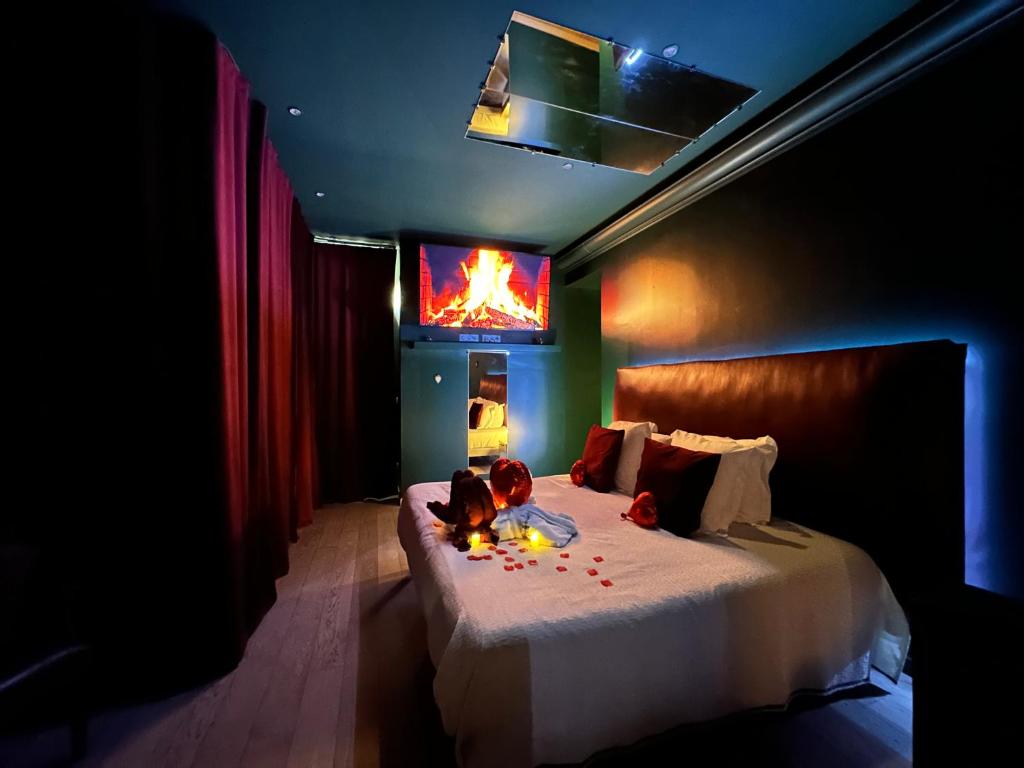 Mieuxqualhotel jacuzzi privatif Velvet Desire — love room à Bordeaux