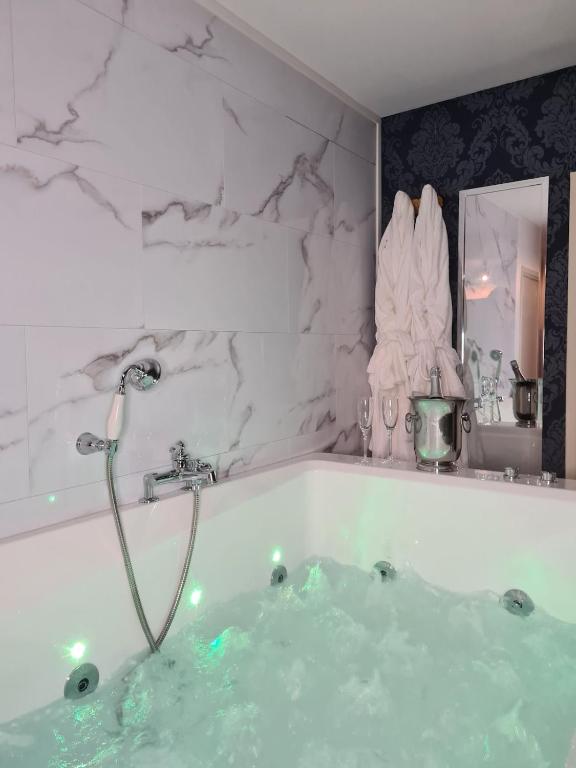Chambre d&rsquo;Amour Jacuzzi Bordeaux Parking — love room à Bruges
