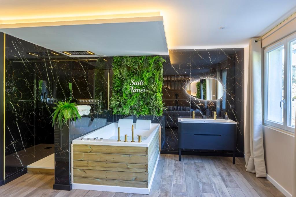 La Suite Aimée – Espace relaxant avec balnéo — love room à Angoulême