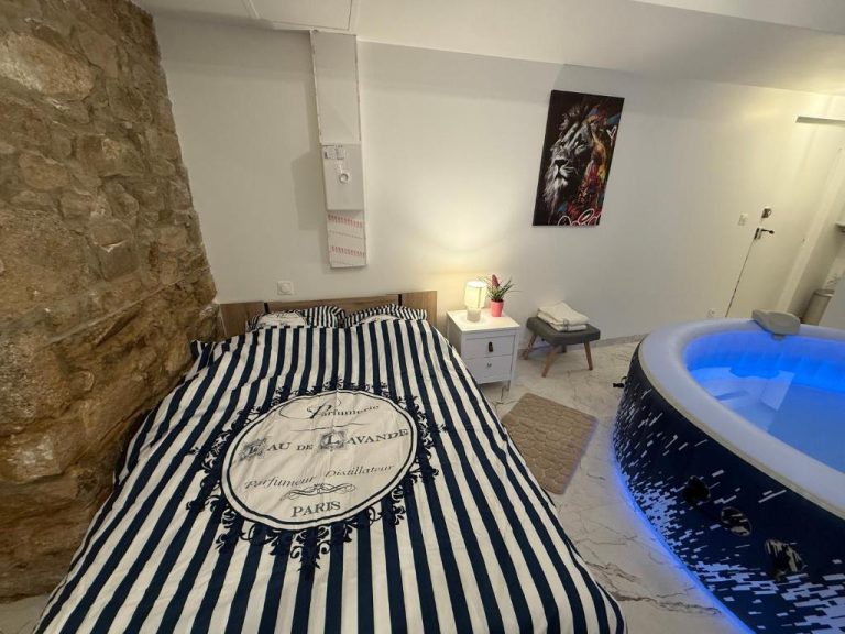 Une love room romantique avec jacuzzi pour couple à Lamballe ArmorCôtes-d'Armor