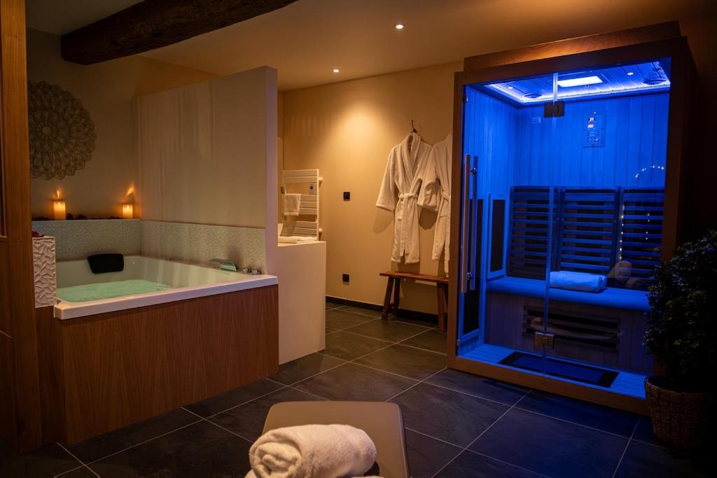 La Parenthèse Suites – appartement luxueux avec sauna et baignoire balnéo — love room à Pont-de-l