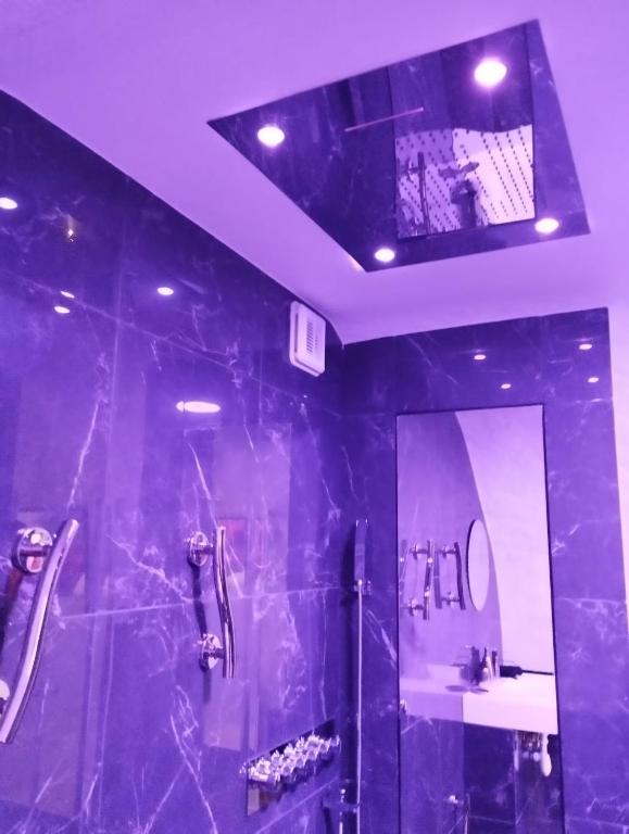 La suite miroir, love room avec jacuzzi — love room à Bouc-Bel-Air