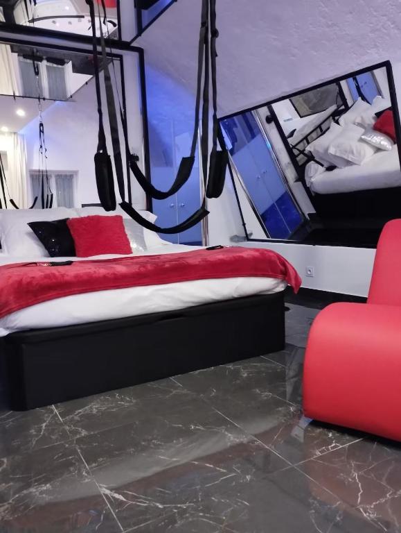 La suite miroir, love room avec jacuzzi — love room à Bouc-Bel-Air