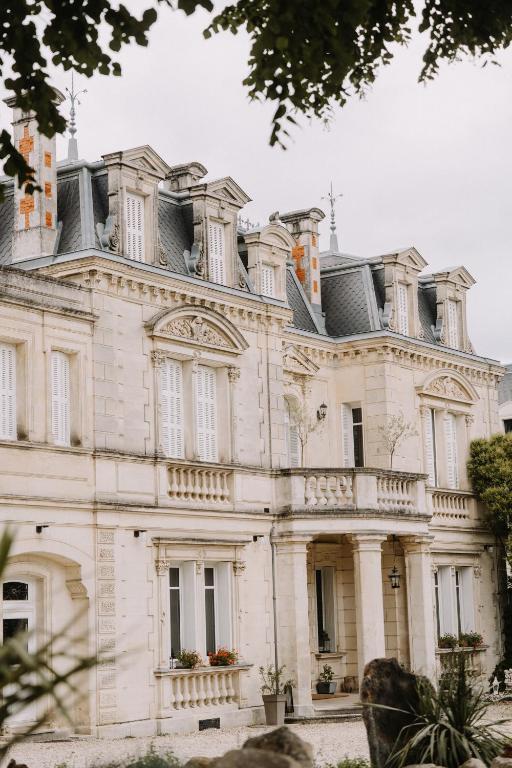 Love room le petit château de Célestine à Segonzac
