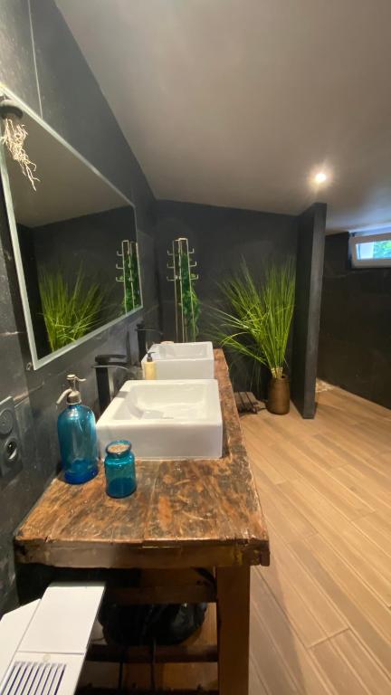 Les murmures de l&rsquo;eau, chambre d&rsquo;hôtes avec jacuzzi — love room à Lannion