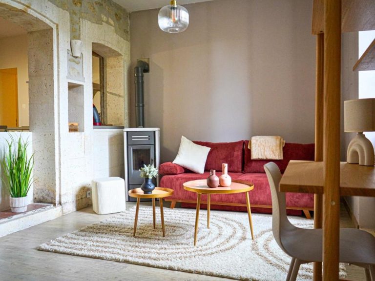 Love room Idéal pour couple, famille & pros – jusqu’à 4 pers – Classé 2 étoiles -Accès baignoire Balnéo 2 personnes EN OPTION – Espace de travail dédié – Proche de la gare et du centre ville – Transports en communs à proximité – Parking privé et gratuit – Wifi à Angoulême