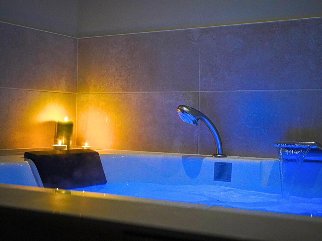 Idéal pour couple, famille & pros – jusqu&rsquo;à 4 pers – Classé 2 étoiles -Accès baignoire Balnéo 2 personnes EN OPTION – Espace de travail dédié – Proche de la gare et du centre ville – Transports en communs à proximité – Parking privé et gratuit – Wifi — love room à Angoulême